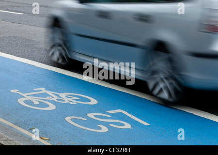 Ein Blick auf eine blaue Spur markiert auf den Straßen von London Borogh Southwark Radfahren Stockfoto