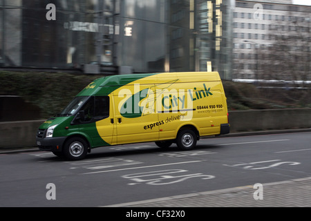 ein Ciy Link van Reisen entlang einer Straße in London Stockfoto