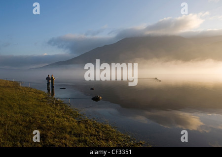 Zwei Angler am frühen Morgen Angeln im Bassenthwaite Lake im Lake District. Stockfoto