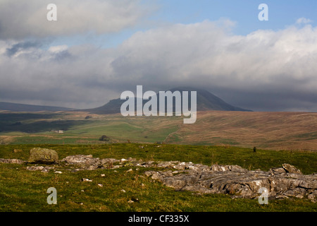 Cloud-streaming über den Gipfel des Pen-y-Gent Ribblesdale North Yorkshire England Stockfoto