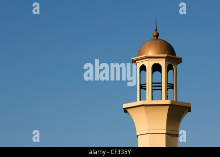 Ein Minarett auf die Darul Barakaat Moschee, eine der größten Moscheen in Birmingham, im Bereich Bordesley Green. Stockfoto