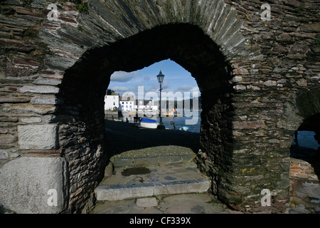 Blick auf den Hafen am Dartmouth durch einen Bogen von Bayard Cove Fort, eine Tudor Artilleriefestung Baujahr 1534 zum Schutz der Stockfoto