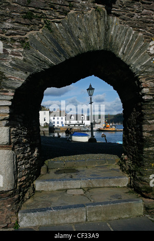 Blick auf den Hafen am Dartmouth durch einen Bogen von Bayard Cove Fort, eine Tudor Artilleriefestung Baujahr 1534 zum Schutz der Stockfoto