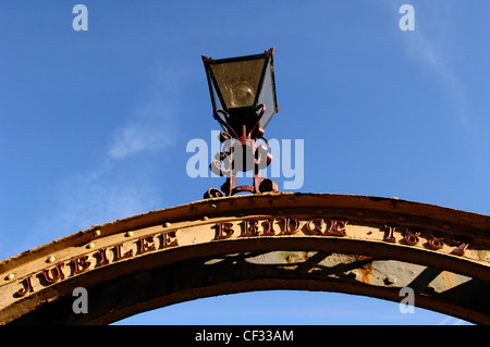 Eine Lampe auf der Oberseite einen Bogen auf der Jubilee-Brücke über den Fluss Derwent in Matlock Bath im Jahre 1887 gebaut. Die Eisenbrücke wurde baugewerblicher Stockfoto