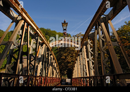 Die Jubiläums-Brücke über den Derwent in Matlock Bath im Jahre 1887 gebaut. Die Eisenbrücke wurde für das goldene Jubiläum errichtet. Stockfoto