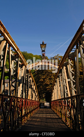 Die Jubiläums-Brücke über den Derwent in Matlock Bath im Jahre 1887 gebaut. Die Eisenbrücke wurde für das goldene Jubiläum errichtet. Stockfoto