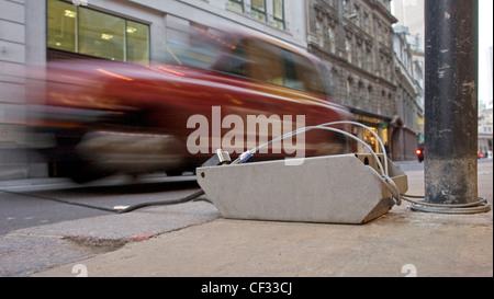 Ein Taxi vorbei über ein Metrocount Fahrzeug Klassifikator-System, ein Verkehrssystem Umfrage. Stockfoto