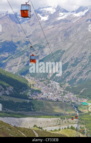 Alpine Stadt von Saas Fee im Saastal, umgeben von hohen Bergen, verbunden mit der Seilbahn, Wallis, Schweiz Stockfoto