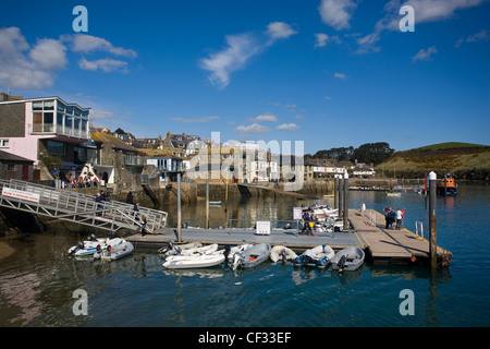 Kleine Boote vor Anker Whitestrand Ponton in Salcombe Hafen in der südlichsten Stadt Devons. Stockfoto