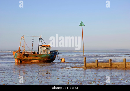 Ein Rosten Angelboot/Fischerboot im Wattenmeer im Thorpe Bay in der Themsemündung östlich von Southend-on-Sea. Stockfoto