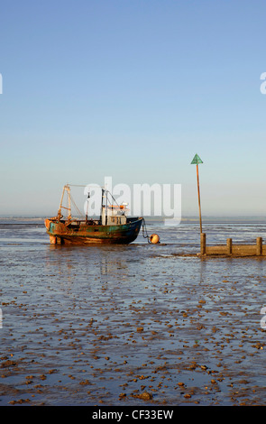 Ein Rosten Angelboot/Fischerboot im Wattenmeer im Thorpe Bay in der Themsemündung östlich von Southend-on-Sea. Stockfoto