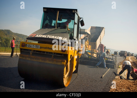 Asphalt Asphalt verlegt werden, um wieder auftauchen. Stockfoto