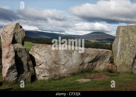 Tomnaverie Recumbent Stone Circle vor über 4000 Jahren erbaut. Es ist bekannt als Liegerad Kreis, weil die größten Stein gelegt wurde Stockfoto