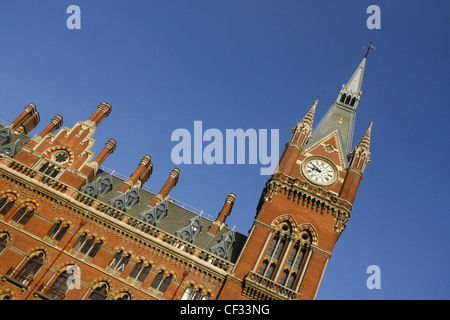 Die viktorianische Architektur und Clock Tower von St Pancras Station in London. Stockfoto