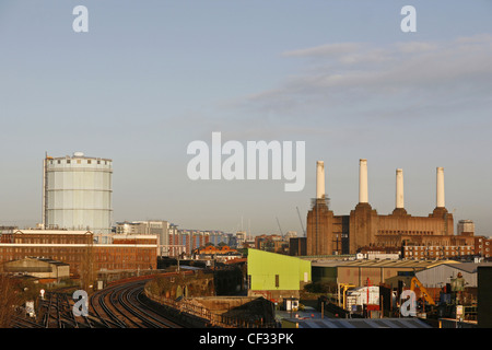 Bahngleise führt vorbei an das Londoner Wahrzeichen, Battersea Power Station, die nicht mehr zur Stromerzeugung im Jahr 1983. Stockfoto