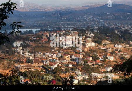 Stadtansicht von Gehäuse, Hügeln und Reisfeldern. Antananarivo. Madagaskar. Stockfoto