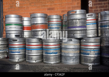 Leere Bierfässer vor einem Pub. Stockfoto