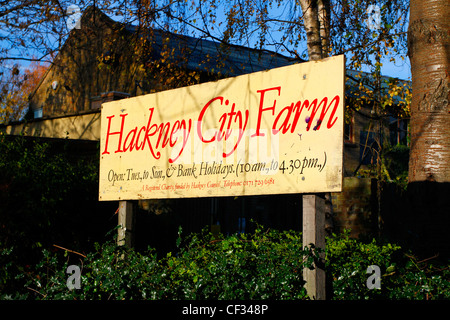 Hackney Stadtbauernhof Zeichen anzeigen Öffnungszeiten. Hackney City Farm ist ein Community-Projekt Stadtbewohner bietet die Möglichkeit Stockfoto