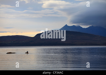 Ein einsamer Kajak auf See Eishort auf der Isle Of Skye. Stockfoto