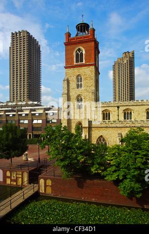 St Giles Predigten, einer mittelalterlichen Kirche im Herzen der Barbican Entwicklung. Stockfoto