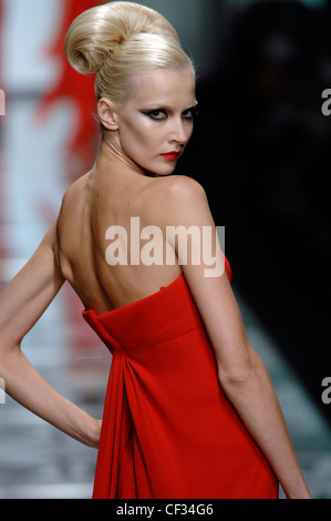 Valentino Rom Haute Couture Herbst Winter Model Katia Kokoreva blonde Haare aus Gesicht crimson trägerlosen Kleid gesammelt Stockfoto