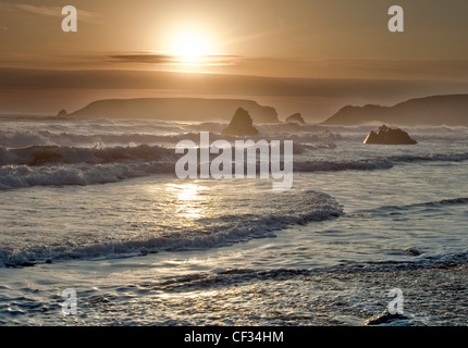 Schönen Spätsommer Sonnenuntergang, Blick auf die irische See, Gateholm Insel, aufspitzen Felsen und atemberaubende Meer geformte Felsen, Marloes Sands Stockfoto