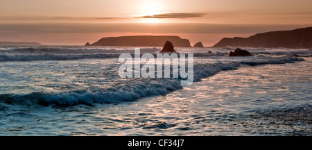 Schönen Spätsommer Sonnenuntergang, Blick auf die irische See, Gateholm Insel, aufspitzen Felsen und atemberaubende Meer geformte Felsen, Marloes Sands Stockfoto