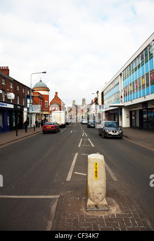 Suchen Sie Lincoln City High Street in Richtung Dom am besten Shops, säumen Autos und Fussgänger den Weg Stockfoto