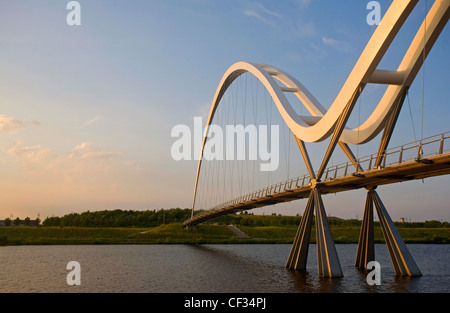 Infinity-Brücke, Fußgänger und Brücke über den Fluss Tees-Zyklus. Die Brücke ist benannt nach der Unendlichkeit Symbol gebildet b Stockfoto