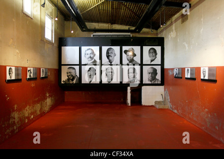 Nummer vier Gefängnisgebäude durch Stacheldraht innerhalb der Stadt Johannesburg gesichert. Südafrika Stockfoto