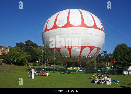 Bournemouth-Ballon, ein Fesselballon, gefüllt mit Helium, entworfen, um bis zu 30 Passagiere, 500 Fuß über dem unteren Gard Stockfoto