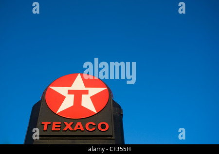 Texaco-Tankstelle-Zeichen vor einem tiefblauen Himmel. Stockfoto