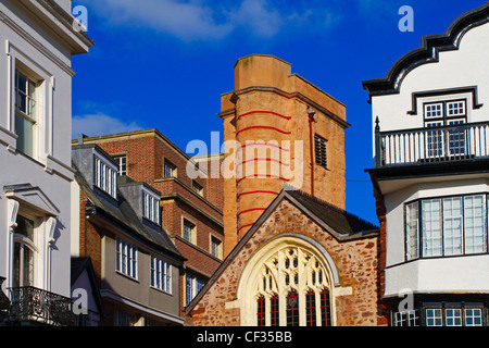 Der fünfzehnten Jahrhundert St. Martins Kirche und 17. Jahrhundert Turm in Cathedral Close. Das Gebäude ist jetzt eine redundante Kirche. Stockfoto