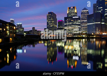 Wolkenkratzer in Canary Wharf in der Dämmerung beleuchtet. Stockfoto