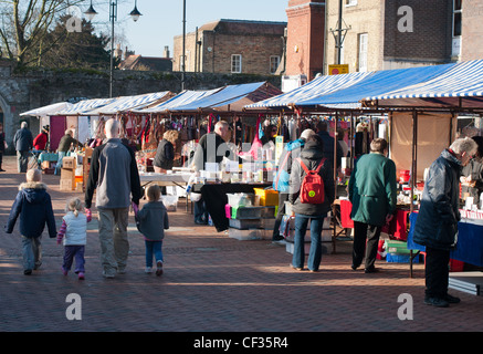 Stände auf dem Marktplatz, Stadt Ely, Cambridgeshire, England. Stockfoto