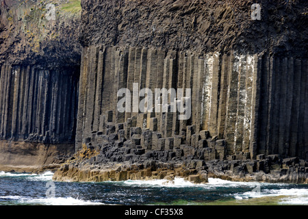 Basaltformationen auf der Insel Staffa. Fingal's Cave streckt 250 Füße in den Stein und sein Dach ist 70 Fuß über dem Meer ein Stockfoto