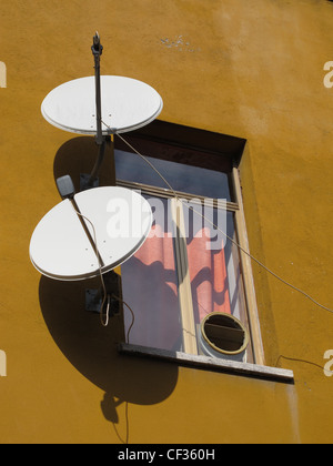 TV-Sat-Anlagen auf Haus Wand in Rom Italien Stockfoto