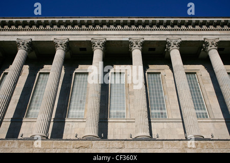 Hoch aufragende Steinsäulen in der Town Hall in Birmingham. Stockfoto