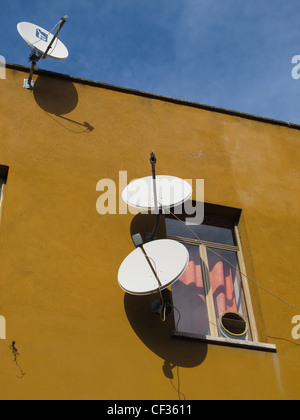 TV-Sat-Anlagen auf Haus Wand in Rom Italien Stockfoto