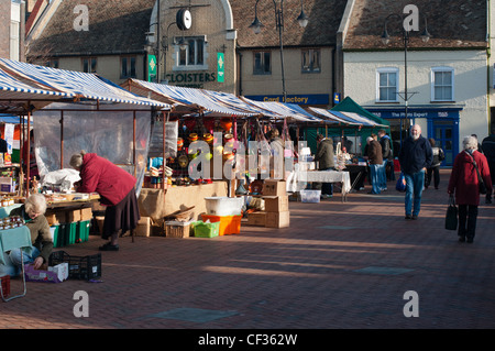 Stände auf dem Marktplatz, Stadt Ely, Cambridgeshire, England. Stockfoto