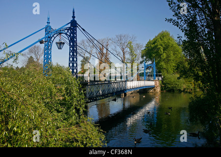 Die Victoria-Brücke über den River Leam in Leamington Spa. Stockfoto