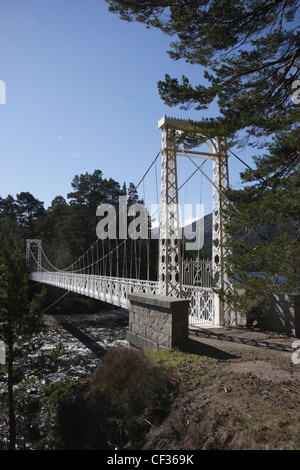 Hängebrücke über den Fluss Dee. Seit dem 17. Jahrhundert wurden die Angler Sportfischen Flusses für seinen berühmten Lauf der sa Stockfoto