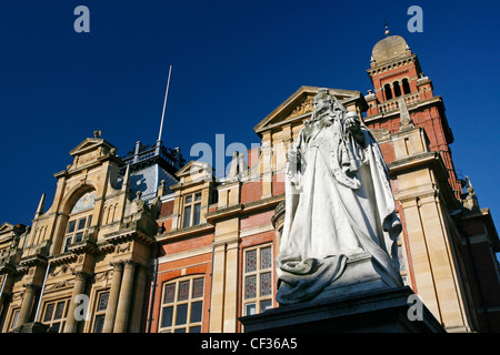 Statue der Königin Victoria vor Leamington Spa Rathaus in Warwickshire. Stockfoto