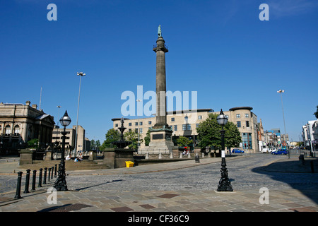 William Brown Street mit Brunnen und Statue im Zentrum von Liverpool. Stockfoto