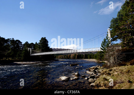 Hängebrücke über den Fluss Dee. Seit dem 17. Jahrhundert wurden die Angler Sportfischen Flusses für seinen berühmten Lauf der sa Stockfoto