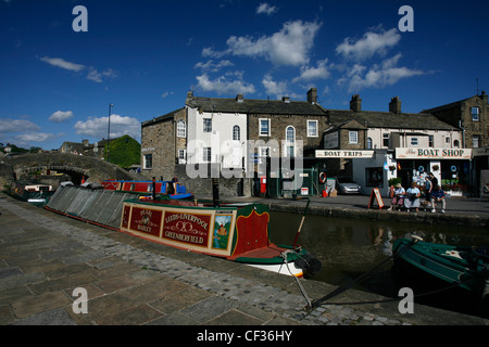 Narrowboats vertäut am Leeds und Liverpool Kanal in Skipton. Stockfoto