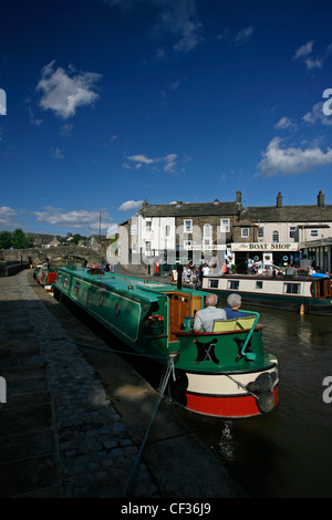 Narrowboats vertäut am Leeds und Liverpool Kanal in Skipton. Stockfoto