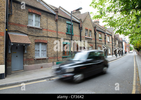 Ein Blick auf ein schwarzes Taxi voran Copperfield Street im Londoner Stadtteil Southwark Stockfoto