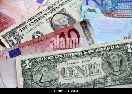 Papiergeld der US-Dollar und Euro-Banknoten. Stockfoto