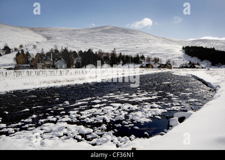 Eine verschneite Aussicht auf den Fluss Gairn im Cairngorm National Park. Der Park verfügt über die größte Fläche des arktischen Berglandschaft im Vereinigten Königreich Stockfoto